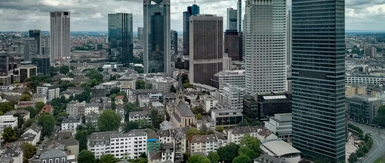 Abbildung 4: Die Frankfurter Skyline ist beeindruckend. Am nächsten kommt man ihr vom Wellness-Tempel aus.