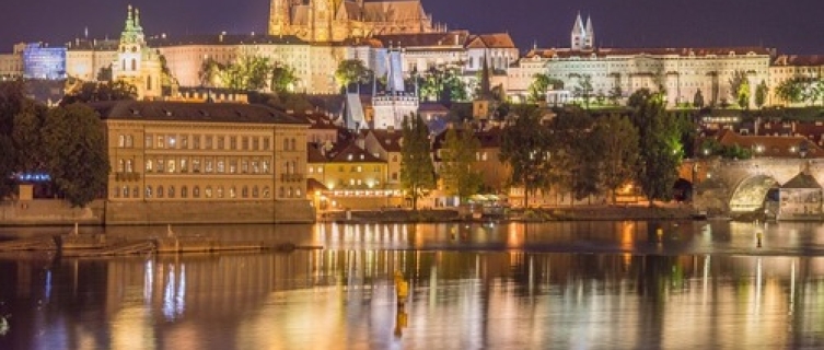 Das Prager Schloss bei Nacht - auch Prag hat für Paare sehr viel zu bieten.