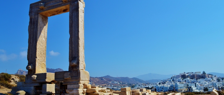 Mit sieben Metern Höhe und fünf Metern Breite ist das Tor von Naxos das Wahrzeichen der Insel.